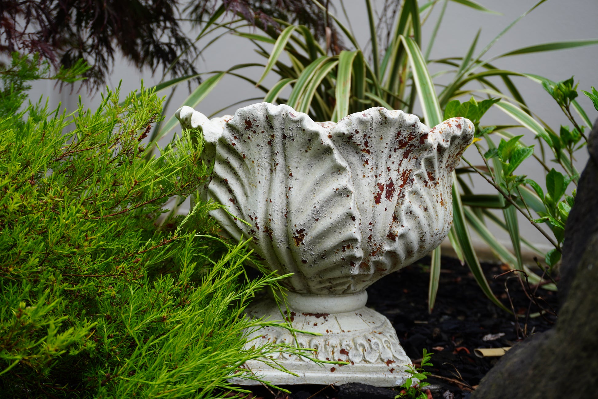 aged leaf urn